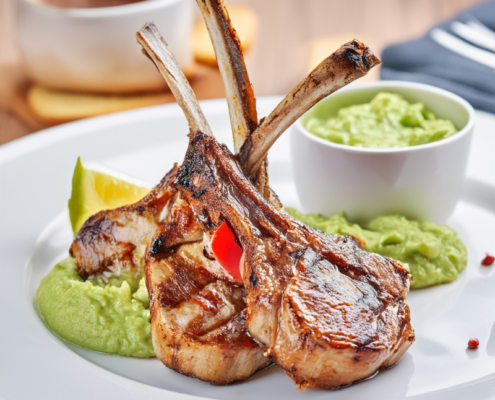 Chuleta de Cordero a la Brasa con Guacamole