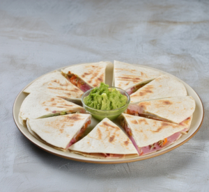 Quesadilla de jamón y queso con guacamole